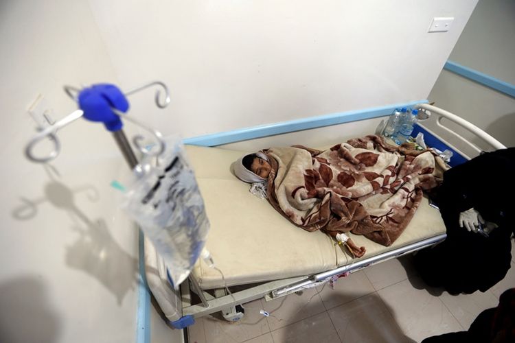Seorang bocah yang terjangkit kolera dirawat di sebuah rumah sakit di Sanaa, Yaman.