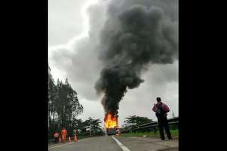 Petugas saat melakukan Pemadaman api terhadap bus Bandung Ekspress yang terbakar di pintu tol Buahbatu, Jalan Buahbatu, Kelurahan Mengger, Kecamatan Bandung Kidul, Kota Bandung, Jumat (6/1/2017) pagi. 