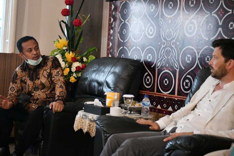 Gubernur Sulawesi Selatan, Andi Sudirman Sulaiman menyambut kedatangan tim evaluator dari UNESCO Global Geoparks, Martina Paskova dan Jacob Walloe Hansen untuk melakukan penilaian terhadap Geopark Kabupaten Maros dan Pangkep, Sulawesi Selatan yang masuk dalam daftar Geopark dunia.