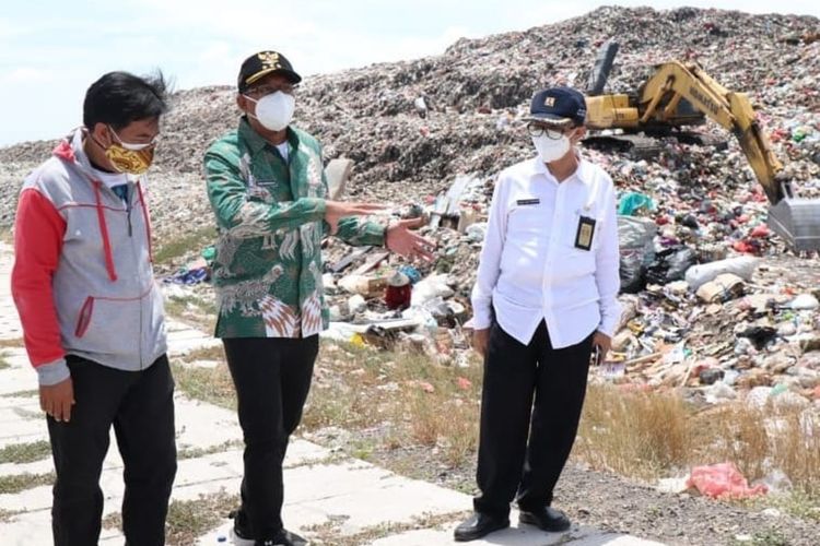 Bupati Sidoarjo Gus Muhdlor, Saat Meninjau Lokasi Tempat Pembuangan Akhir Sampah di Jabon yang Sudah Overload