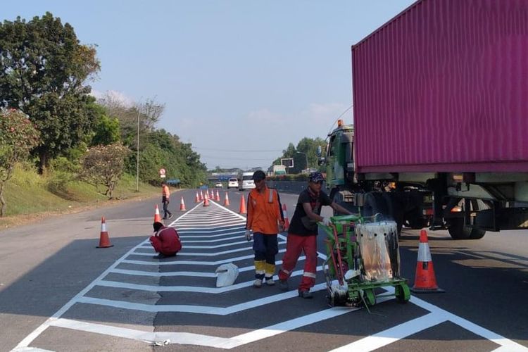 Mulai 12-16 September 2022, ada lagi pekerjaan pengecatan marka jalan di sejumlah titik ruas Tol Cipularang dan Tol Padaleunyi.