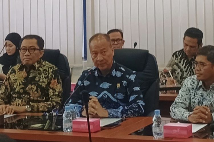 Menteri Perindustrian (Menperin) Agus Gumiwang Kartasasmita saat memberikan penjelasan pada konferensi pers realisasi investasi Apple di Kantor Kemenperin, Jakarta, Rabu (26/2/2025).