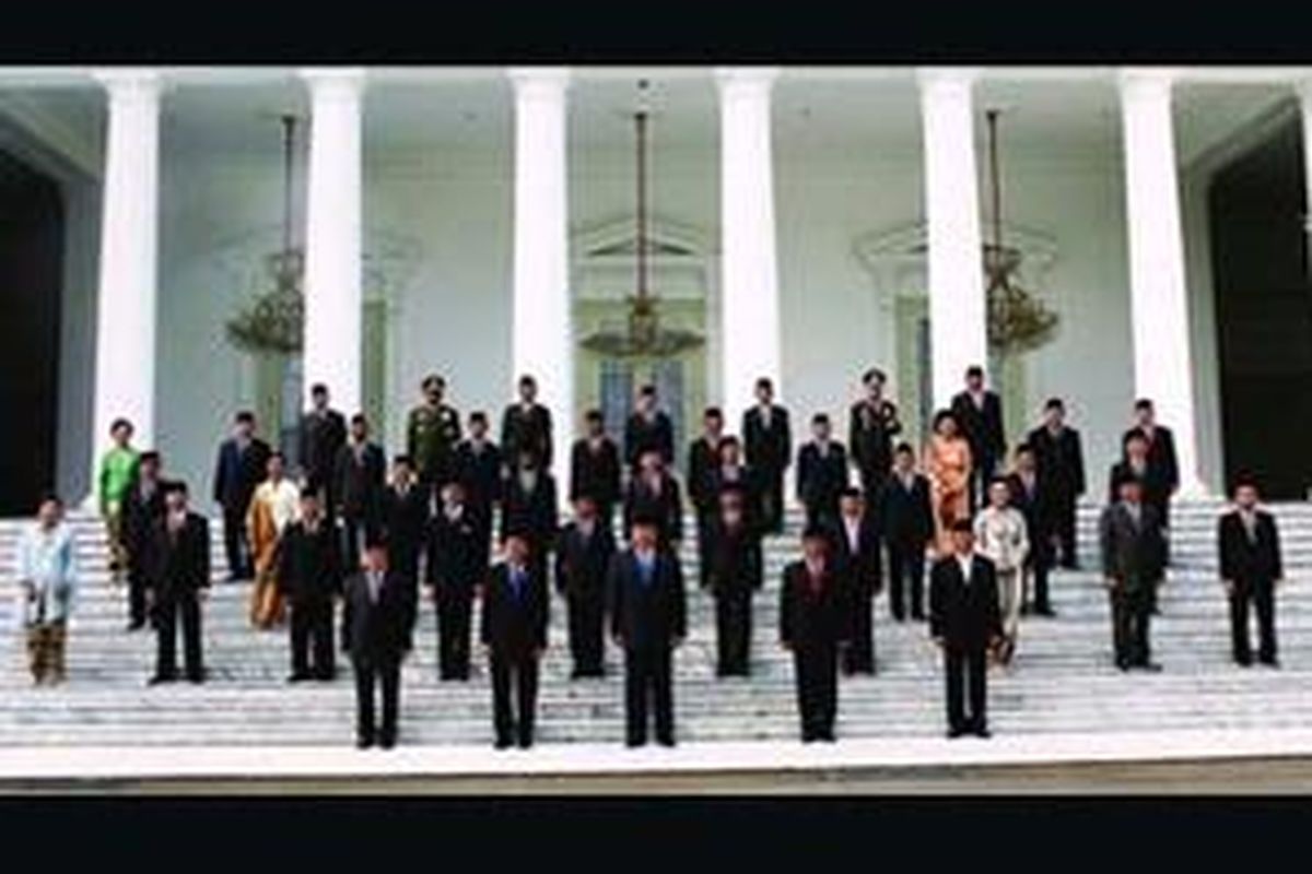 Presiden Susilo Bambang Yudhoyono dan Wakil Presiden Boediono berfoto bersama dengan anggota Kabinet Indonesia Bersatu II di tangga Istana Merdeka, Jakarta, Kamis (22/10), seusai pengambilan sumpah jabatan di Istana Negara. 