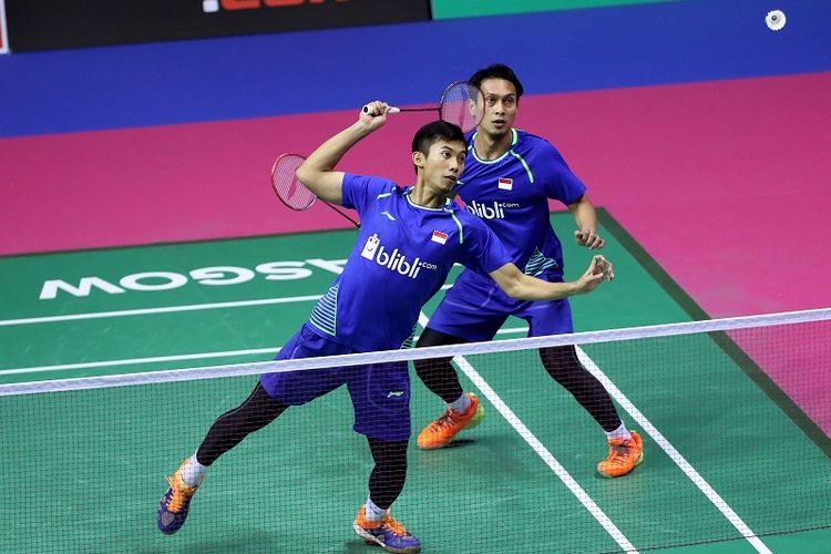 Pasangan ganda putra Indonesia, Mohammad Ahsan (kanan) dan Rian Agung Saputro, tampil pada laga perempat final Kejuaraan Dunia Bulu Tangkis di Glasgow, Skotlandia, Jumat (25/8/2017).