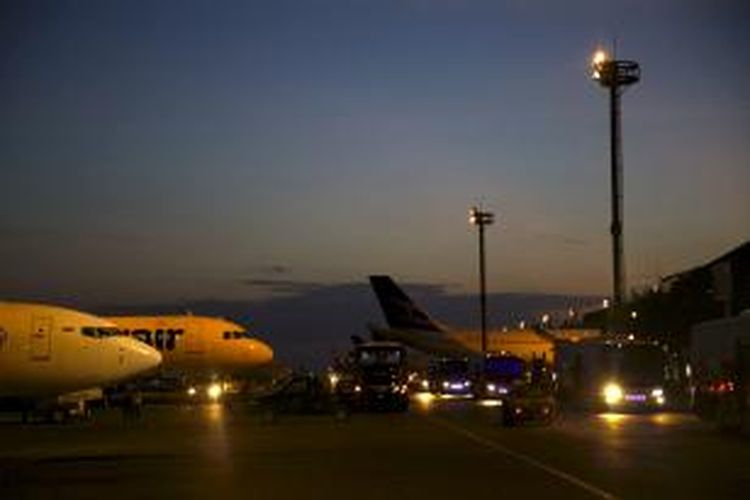Aktivitas penerbangan di Bandar Udara Internasional I Gusti Ngurah Rai, Bali, Rabu (10/6/2015). Bandara ini berada dalam urutan 7 dari jajaran 10 bandara terbaik dunia dalam kategori jumlah penumpang 15-25 juta orang per tahun. Penilaian ini diukur melalui survei Airport Service Quality yang dilakukan Airport Council International pada triwulan IV-2014 terhadap 31 bandara di dunia dalam kategori yang sama.