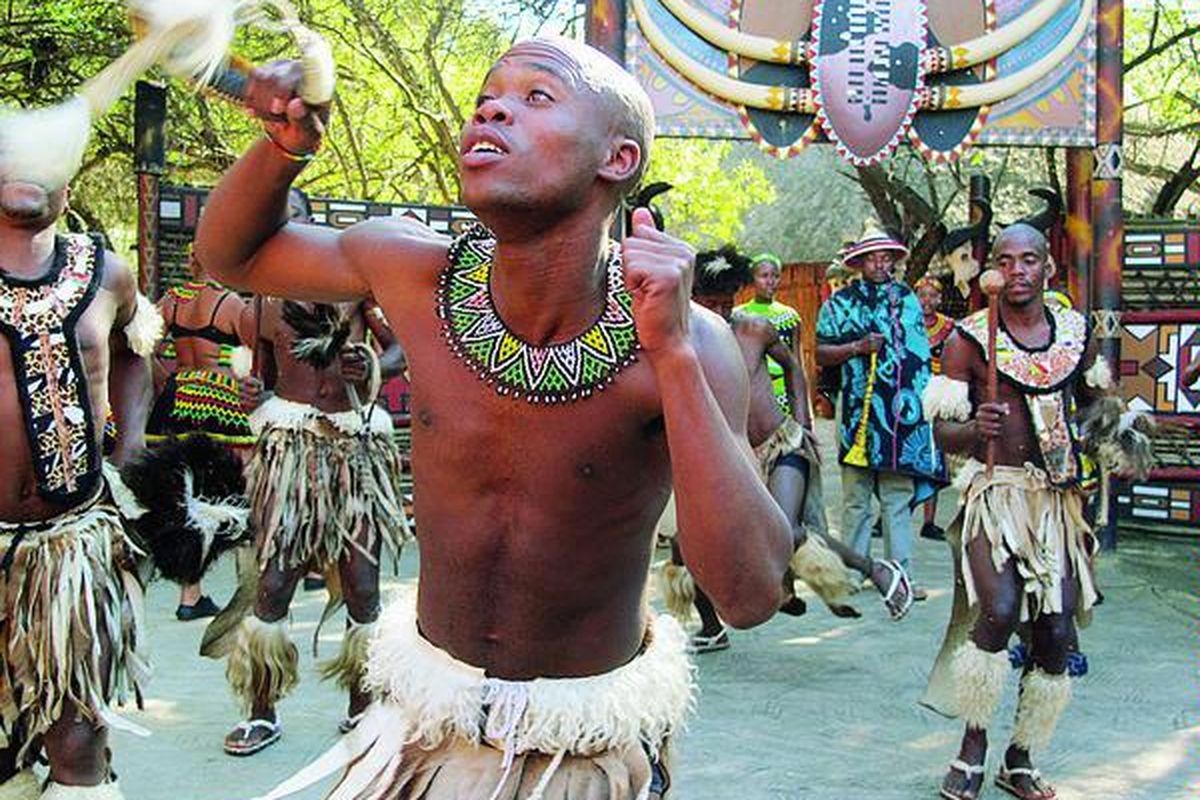 Pria Zulu dengan baju rumbai-rumbainya menarikan tari peperangan yang dimaksudkan untuk membangkitkan semangat menghancurkan lawan. Dengan tambur dan suara mulut, gerakan tari mereka yang ditampilkan di Lesedi Cultural Village, 30 kilometer utara Johannesburg, Afrika Selatan, pekan lalu seperti keluar dari dalam tubuh dan bukan gerakan hafala