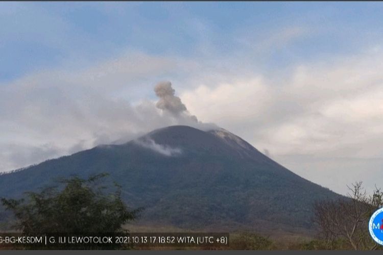 Foto : Kondisi terkini gunung Ile Lewotolok. 