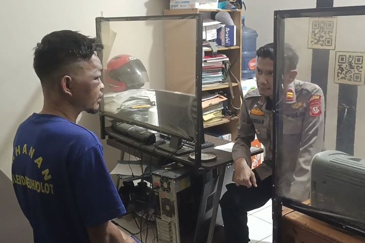 Polisi tengah melakukan pemeriksaan kepada pelaku pencurian sepeda motor yang ditangkap warga Kecamatan Dayeuhkolot, Kabupaten Bandung, Jawa Barat beberapa waktu lalu