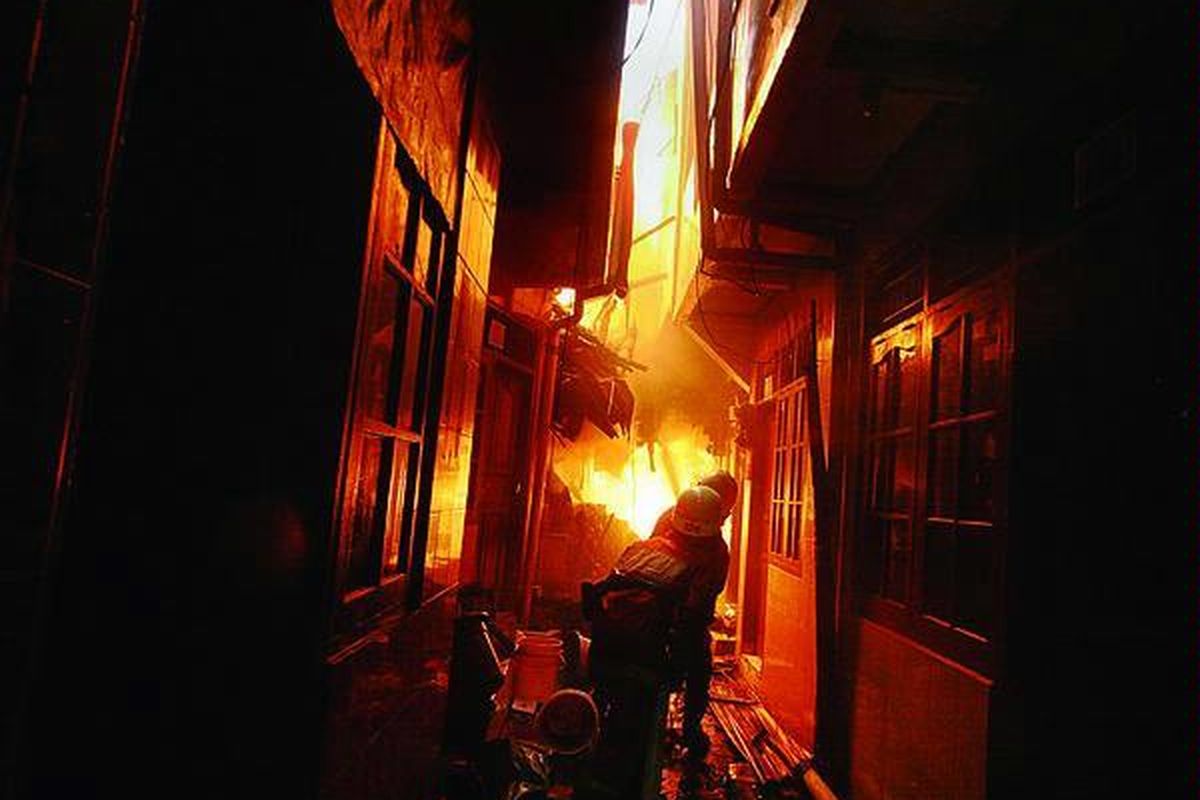 Kebakaran terjadi di Jalan Lautze Dalam dan Gang Kelinci, Kelurahan Kartini, Kecamatan Sawah Besar, Jakarta Pusat, Selasa (7/2). Upaya pemadaman memakan waktu sekitar tiga jam  karena  terkendala pengambilan air.