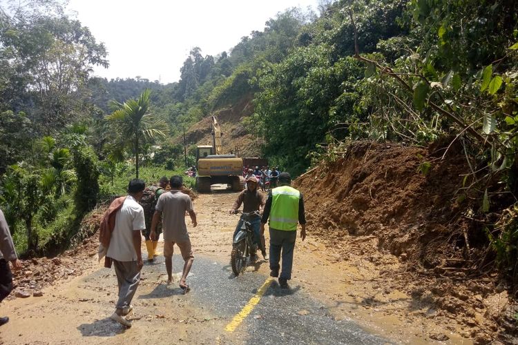 Material longsor menutup jalan Merangin-Kerinci di Desa Birun, Kecamatan Pangkalan Jambu, Merangin, Minggu malam (28/3/2021)