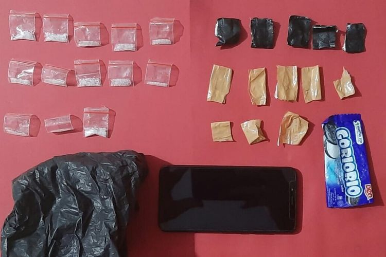 Barang bukti 13 paket sabu yang diamankan polisi dari tangan seorang pengedar narkoba di Kabuoaten Cianjur, Jawa Barat