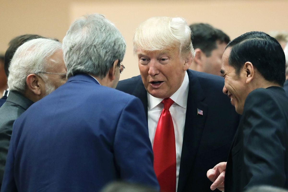 Presiden AS Donald Trump (tengah) berbicara dengan Perdana Menteri India Narendra Modi (kiri), Perdana Menteri Italia Paolo Gentiloni (dua dari kiri) dan Presiden Indonesia Joko Widodo pada hari kedua KTT G20 di Hamburg, Jerman, Sabtu (8/7/2017). Sebelumnya, Presiden Joko Widodo menjadi pembicara pada Leaders Retreat KTT G20 atau G20 sesi I mengenai terorisme, Jumat 7 Juli siang waktu setempat.