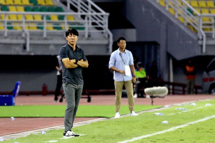Pelatih Timnas Indonesia Shin Tae-yong memperhatikan permainan pemain dari pinggir lapangan saat pertandingan Kualifikasi Piala Asia U20 2023 melawan Hong Kong yang berakhir dengen skor 5-1 di Stadion Gelora Bung Tomo Surabaya, Jumat (16/9/2022) malam.