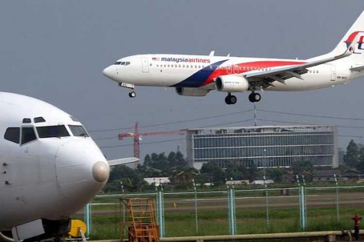 Pesawat Malaysia Airlines mendarat di Bandara Soekarno-Hatta, Tangerang, Banten, Minggu (26/5/2013).