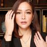 Maia Estianty Pilih Padukan Tampilan Boyish dengan Perhiasan 