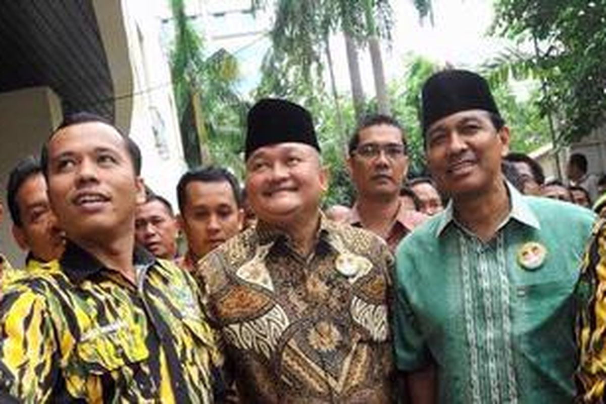 Pasangan calon Gubernur-Wakil Gubernur DKI Jakarta, Alex Nurdin-Nono Sampono saat akan mmendaftarkan diri ke Kantor KPU Jakarta, Minggu (18/3/2012). Alex-Nono diusung Partai Golkar, PPP, dan PDS.