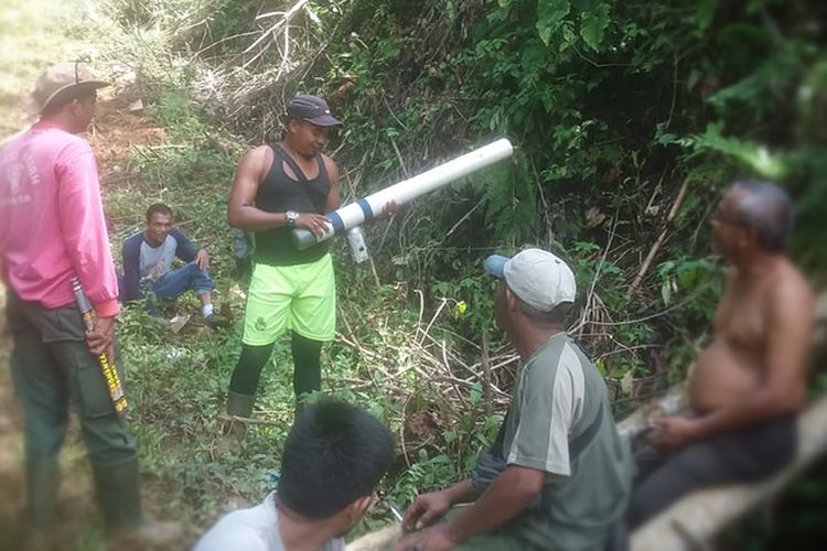 Foto Dokumentasi M. Isa Kepala Desa Leupu, warga Desa Leupu, Kecamatan Geumpang, Kabupaten  Pidie bersama petugas BKSDA  sedang melakukan penggiringan gajah ke hutan dengan menggunakan mercon api, Kamis (08/11/2018)