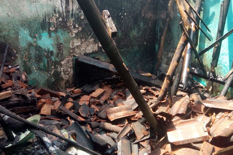 foto dokumentasi Damkar Jember: Rumah yang terbakar karena puntung rokok di Kecamatan Sukorambi Kabupaten Jember