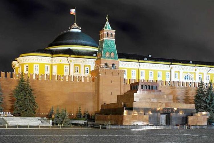 Mausoleum Lenin (paling depan) di Moskwa, Rusia.