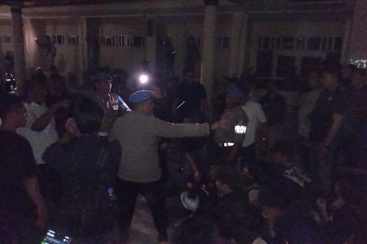 Demo di DPRD DIY Ricuh, Polisi Sebut Dipicu Lemparan Batu dan Menyalakan Petasan