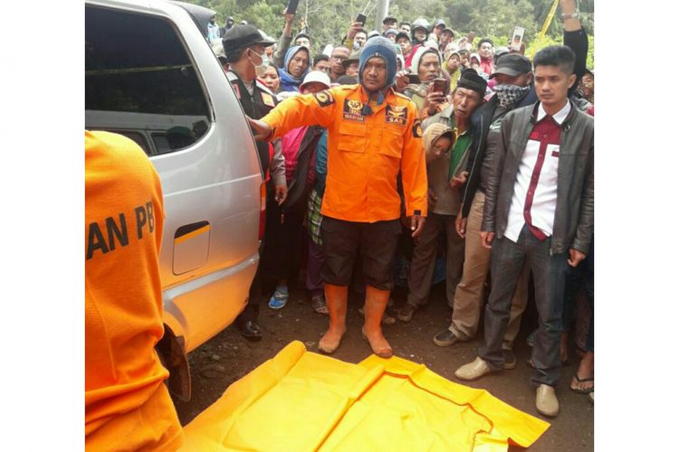 Petugas mengevakuasi jasad  Nurkholis (45) dan Mufidatun (43), warga Desa Karangsari, Kecamatan Bener, Purworejo ditemukan terjebak di dalam mobil Kijang LGX silver bernomor AB1198 SH di kompleks wisata Kawah Sikidang, Desa Dieng Kulon, Kecamatan Batur, Banjarnegara, Jawa Tengah, Sabtu (3/2/2018).