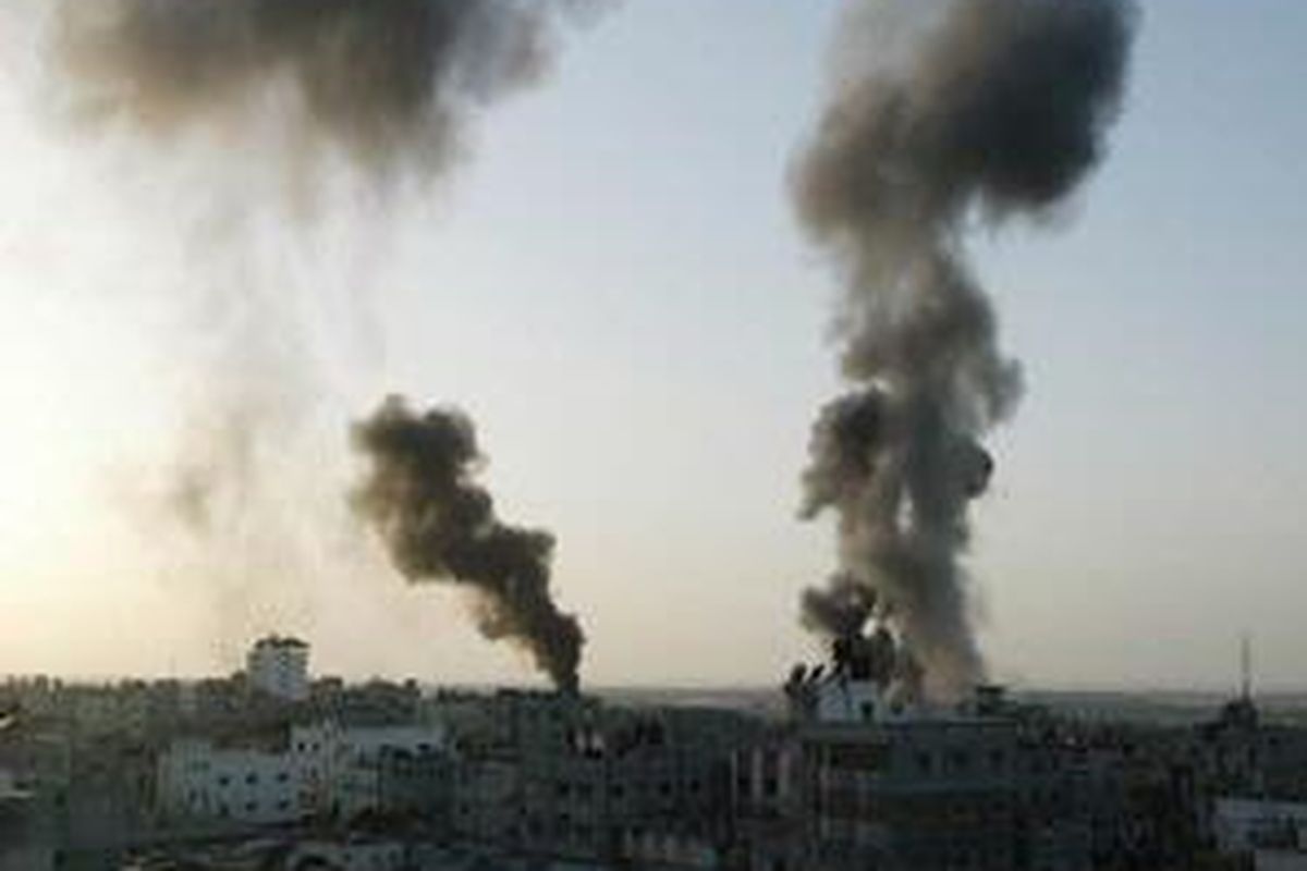 Asap tebal membumbung tinggi di wilayah Jalur Gaza usai serangan udara Israel, Minggu (28/12).