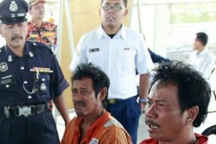 Dua penumpang yang diduga merupakan pekerja gelap di Malaysia diamankan setelah diselamatkan dari kapal mereka yang tenggelam di perairan Johor, Malaysia.
