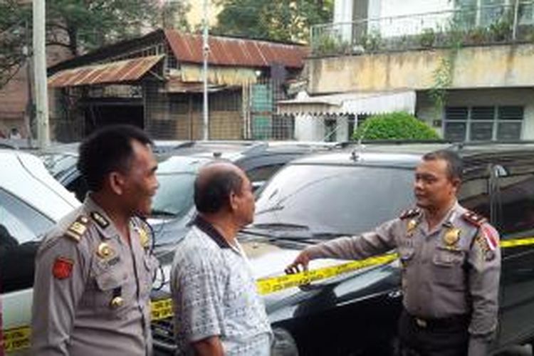 Polisi menyita puluhan mobil dan sepeda motor di rumah Dahlia, Kamis (17/9/2015). Mobil-mobil itu diduga hasil penggelapan. Polisi menahan Dahlia dengan tuduhan sebagai penadah.