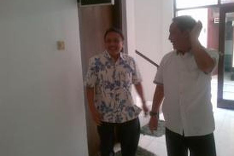 Dua Mantan Wali Kota Semarang, Sukawi Sutarip (kiri) dan Soemarmo HS (kanan) terlihat akur di sela-sela pemeriksaan di Kejaksaan Negeri Semarang, Rabu (28/1/2015)