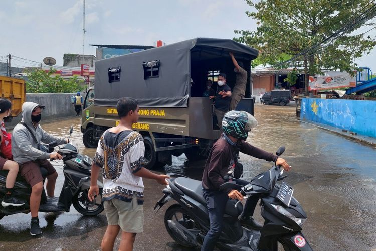 Suasana saat pengendara motor menghindari titik banjir di Kecamatan Periuk, Kota Tangerang, Rabu (11/5/2022).