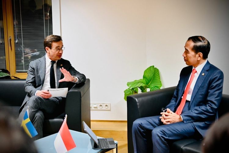 Presiden Joko Widodo saat melakukan pertemuan bilateral dengan Perdana Menteri (PM) Swedia Ulf Kristersson di Gedung Europa, Brussels, Rabu (14/12/2022).