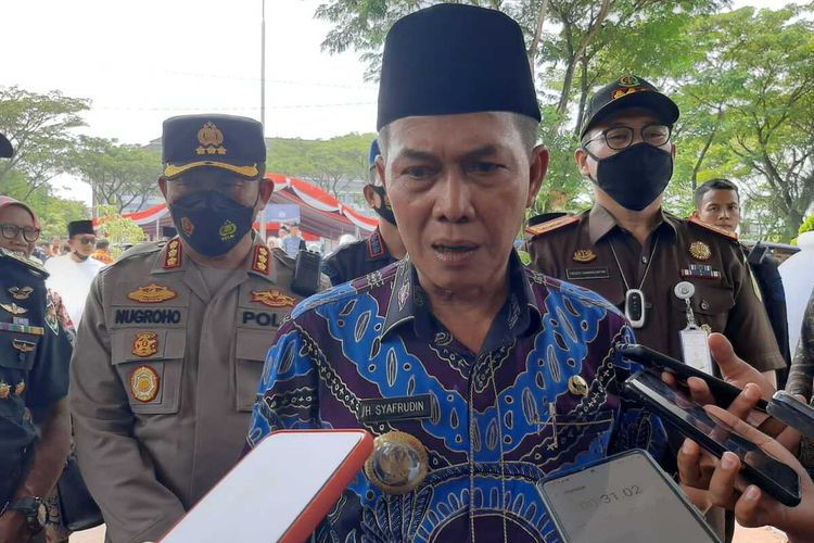 Wali Kota Serang Syafrudin mengaku mendapatkan banyak keluhan tentang praktik pungutan liar (pungli) saat pengurusan dokumen kependudukan, perizinan hingga parkir di Ibu Kota Provinsi Banten.
