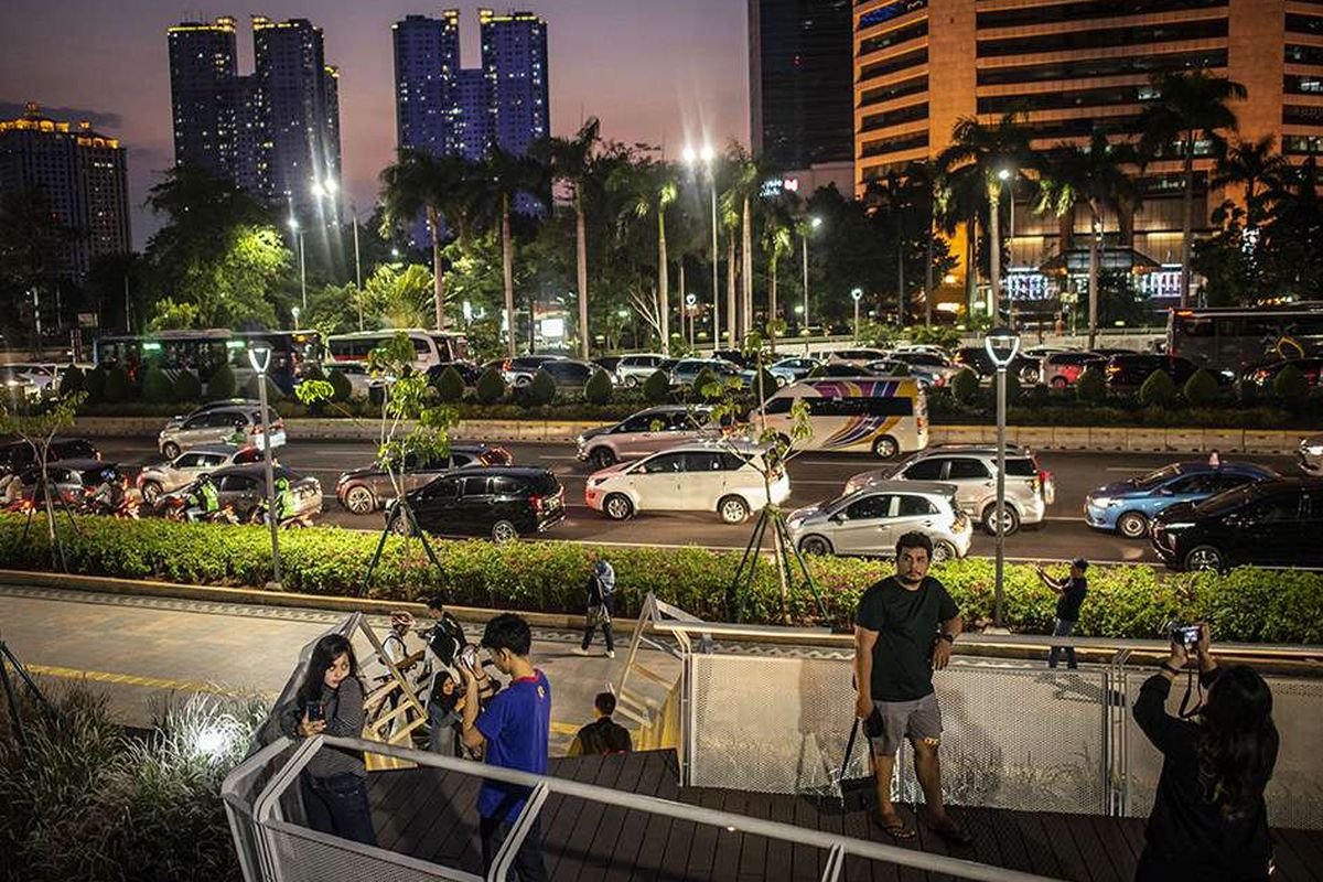 Foto dirilis Jumat (6/3/2020), memperlihatkan sejumlah warga menikmati suasana kota Jakarta dari kawasan Taman Spot Budaya Dukuh Atas, Jakarta. Kenyamanan dan keselamatan bagi seluruh pejalan kaki di Jakarta hadir melalui pembangunan dan revitalisasi jalur-jalur pedestrian sebagai bagian dalam mendukung gerakan pejalan kaki.