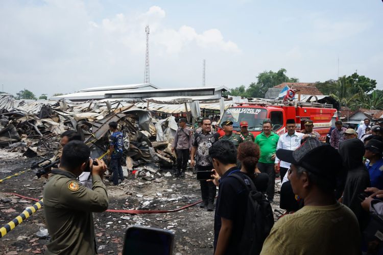 Bupati Blora, Arief Rohman mengecek kondisi pasar Ngawen usai terbakar pada Rabu (10/1/2014)