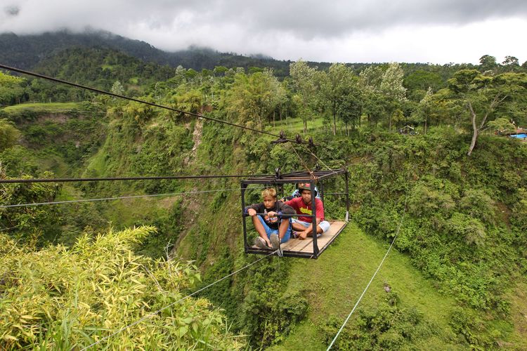 Warga menyeberang menggunakan gondola dari Dusun Girpasang, Desa Tegalmulyo, Kecamatan Kemalang, Kabupaten Klaten, Jawa Tengah, Senin (30/11/2020). Dusun Girpasang terletak di lereng Gunung Merapi. Lokasinya begitu terpencil dan terpisah dari desa lain oleh jurang cukup dalam. Untuk mencapai Girpasang juga bisa melewati jalan setapak di bibir jurang sedalam sekitar 150 meter.