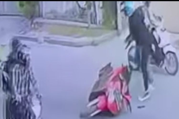 Mohamad Fadlin Auzini (22) korban aksi begal di Komplek Taman Cibaduyut Indah (TCI) Kecamatan Dayeuhkolot, Kabupaten Bandung, Jawa Barat saat dimintai keterangan oleh awak media pada Selasa (1/8/2023)