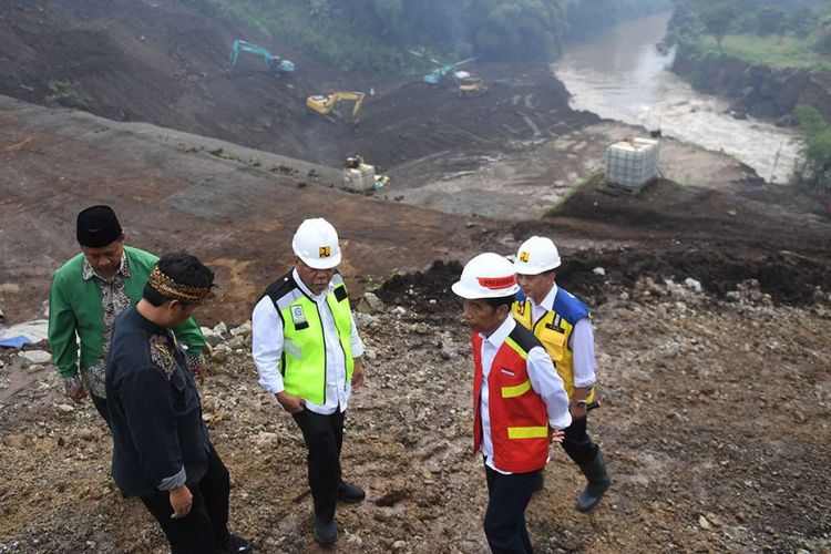 Presiden Joko Widodo (kedua kanan) meninjau proyekTerowongan Nanjung di Kabupaten Bandung, Jawa Barat, Minggu (10/3/2019). Terowongan Nanjung yang sedang dibangun untuk memperlancar aliran Sungai Citarum itu menembus tebing sepanjang 230 meter dan akan mengurangi lama dan luas genangan pada musim hujan di Kecamatan Dayeuh Kolot dan sekitarnya.