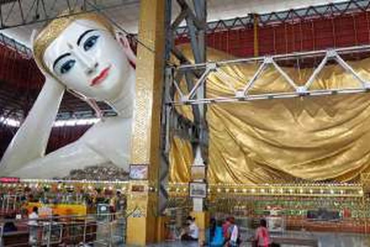 Reclining Buddha di Kuil Chauk Htat Gyi, Yangon, Myanmar.