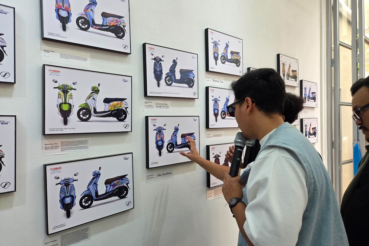 Pembawa acara sedang menjelaskan tentang hasil desain para peserta yang mengikuti ajang Grand Filano Classy Artsy Exhibition di Morgy Coffee, Bandung, Jawa Barat, pada Sabtu (19/9/2026). 