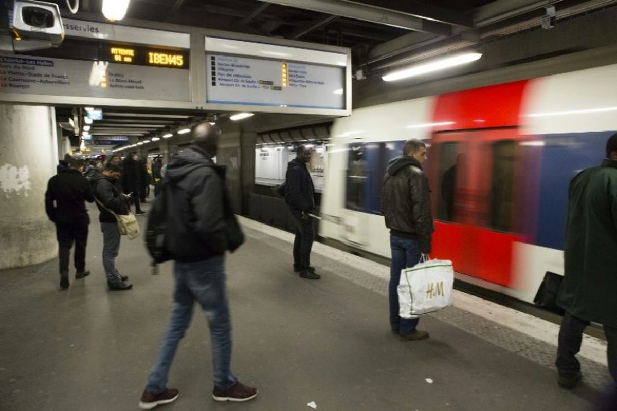 Kereta komuter di Paris, RER. (AFP via The Local France)