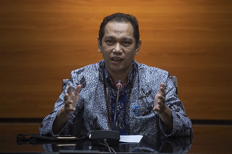 Pimpinan KPK Nurul Ghufron menyampaikan keterangan pers tentang penahanan mantan mantan anggota DPRD Provinsi Sumatera Utara periode 2009-2014 dan 2014-2019 di gedung KPK, Jakarta, Rabu (22/7/2020). KPK menahan 11 orang tersangka yang merupakan mantan anggota DPRD Sumut yaitu Sudirman Halawa, Rahmad Pardamean Hasibuan, Megalia Agustina, Ida Budiningsi, Syamsul Hilal, Robert Nainggolan, Ramli, Layani Sinukaban, Jamaluddin Hasibuan dan Irwansyah Damanik terkait kasus suap dari mantan Gubernur Sumut Gatot Pujo Nugroho.