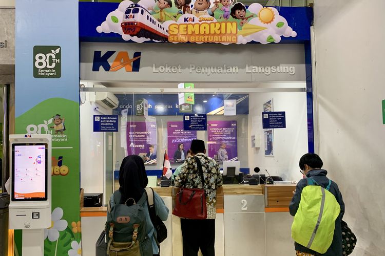 Loket tiket kereta di Stasiun Gambir, Jakarta Pusat. Ada dua cara mendapatkan tiket kereta go show, yakni membeli tiket online via Access by KAI atau langsung di loket stasiun keberangkatan.
