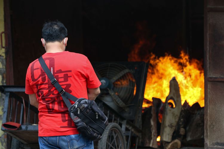 Warga melakukan proses kremasi keluarganya yang meninggal di Krematorium Cilincing, Jakarta Utara, Sabtu (24/7/2021). Krematorium Cilincing melayani pemulasaraan jenazah pasien Covid-19 sejak 19 Juli 2021.