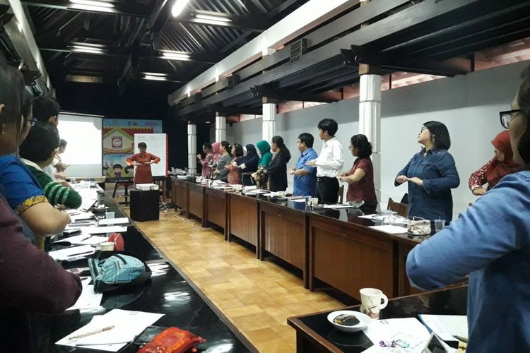 Caecilia Hardiarini sedang membawakan workshop mencipta lagu dalam program Dendang Kencana 2017 di Bentara Budaya Jakarta, Kamis (20/7/2017).