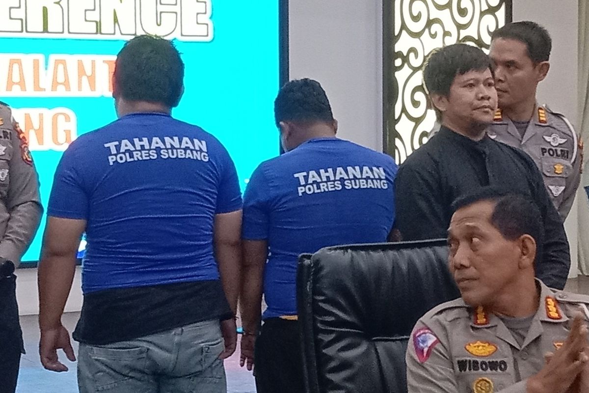 Dirlantas Polda Jabar Kombes Wibowo tengah memperlihatkan kedua tersangka yang merupakan pemilik dan pengelola PO bus dalam kasus Kecelakaan bus yang membawa rombongan SMK Depok di Ciater Subang Jawa Barat Selasa (28/5/2024) malam.