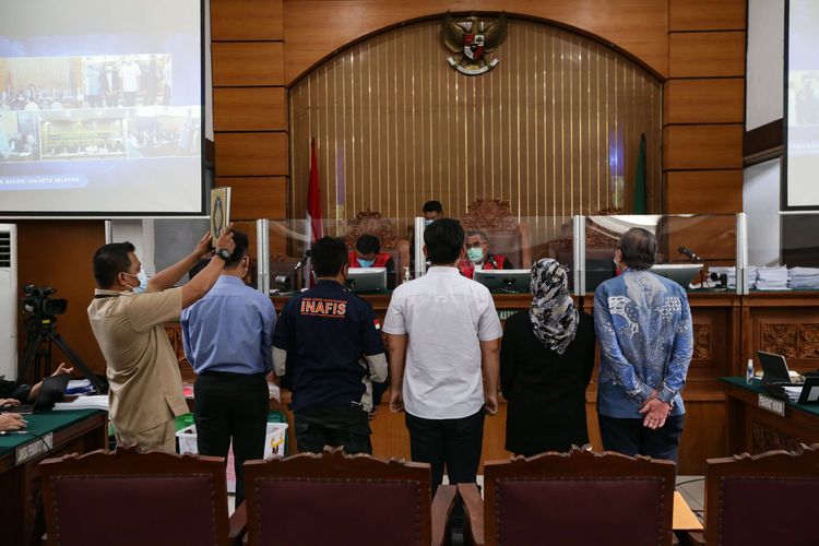 Lima orang saksi ahli disumpah saat sidang dengan terdakwa kasus pembunuhan berencana Brigadir Nofriansyah Yosua Hutabarat atau Brigadir J, Kuat Ma'ruf, Ricky Rizal, Richard Eliezer, Putri Candrawathi, dan Ferdy Sambo di Pengadilan Negeri Jakarta Selatan, Senin (19/12/2022).