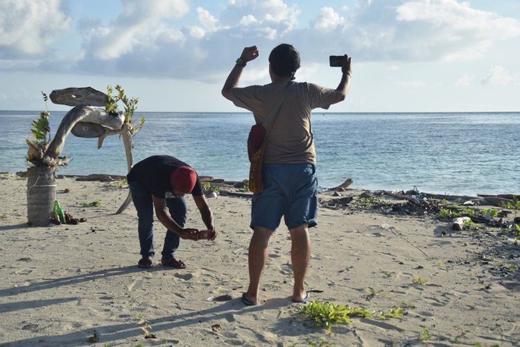 Para pengunjung mengabadikan keindahan Pantai Taduno di Desa Sombano, Kecamatan Kaledupa, Wakatobi, Sultra, melalui handphonenya. Para pengunjung menikmati suasana pantai dengan berfoto selfie, Jumat (12/4/2019). 