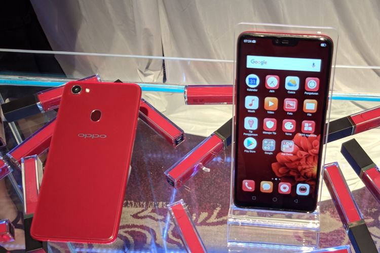Smartphone Oppo F7 varian warna Solar Red yang dipamerkan dalam acara peluncuran di Jakarta, Selasa (17/4/2018).