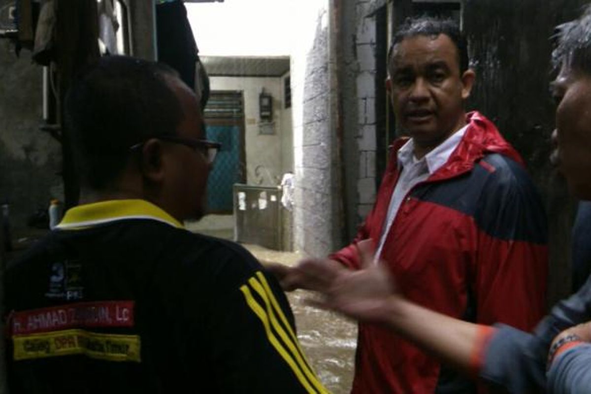 Calon gubernur DKI Anies Baswedan menijau lokasi banjir di Cipinang Melayu, Makasar, Jakarta Timur. Senin (20/2/2017).