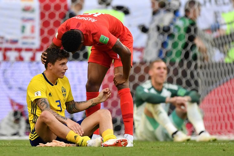 Ekspresi kekecewaan pemain Swedia Victor Lindelof (kiri) yang ditenangkan oleh pemain Inggris Marcus Rashford usai laga babak perempat final Piala Dunia 2018 di Samara Arena, Sabtu (7/7/2018) waktu setempat. Inggris berhak melaju ke babak semifinal usai menundukkan Swedia dengan skor 2-0.